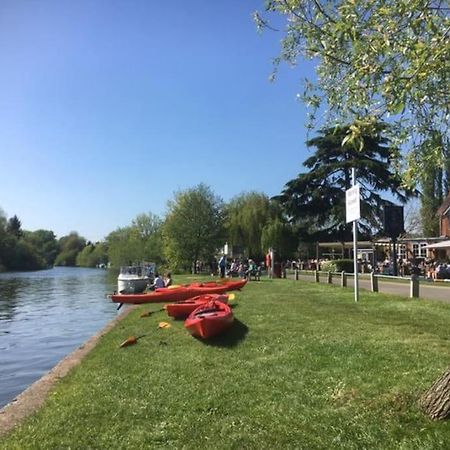 River Cabin Retreat Shepperton Exterior photo